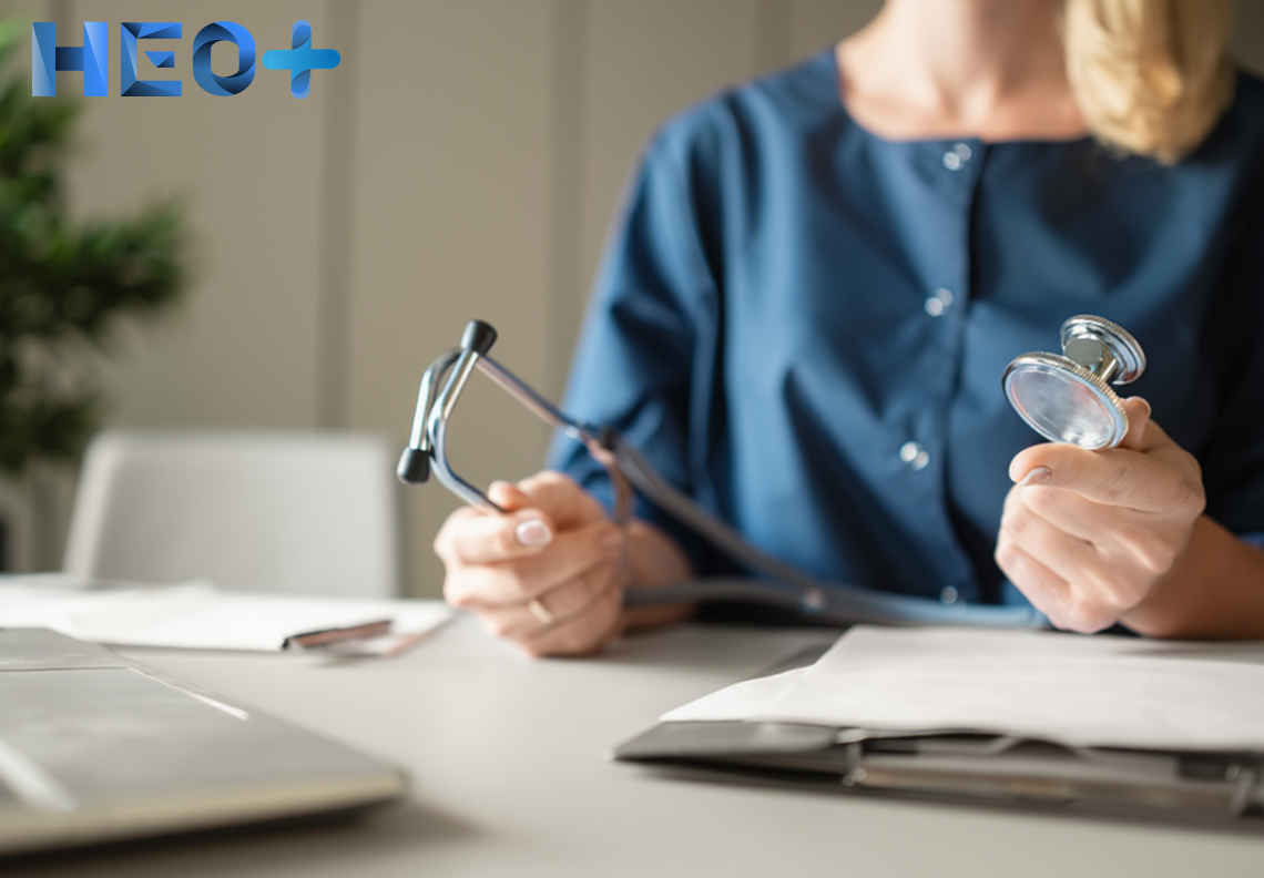 Врач держит в руках стетоскоп